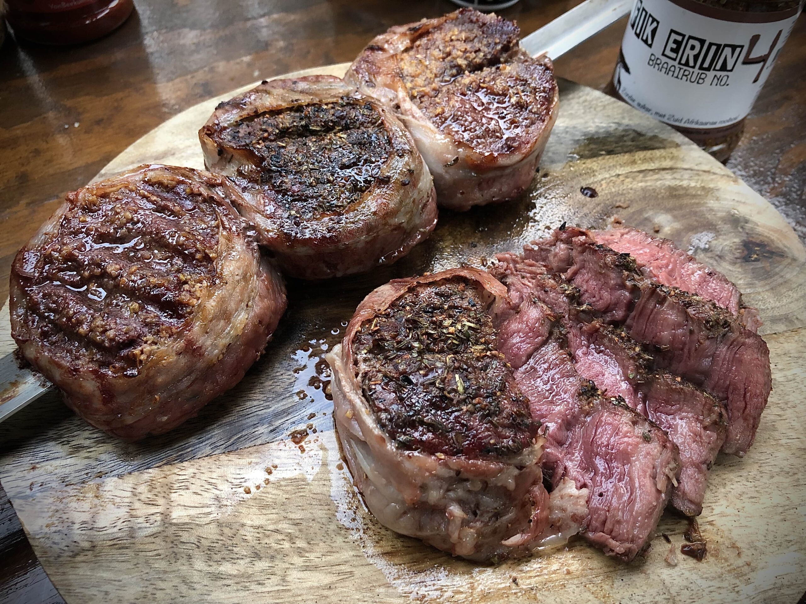 Bacon-wrapped-steaks-defikerin-braairub-churrasco-forged