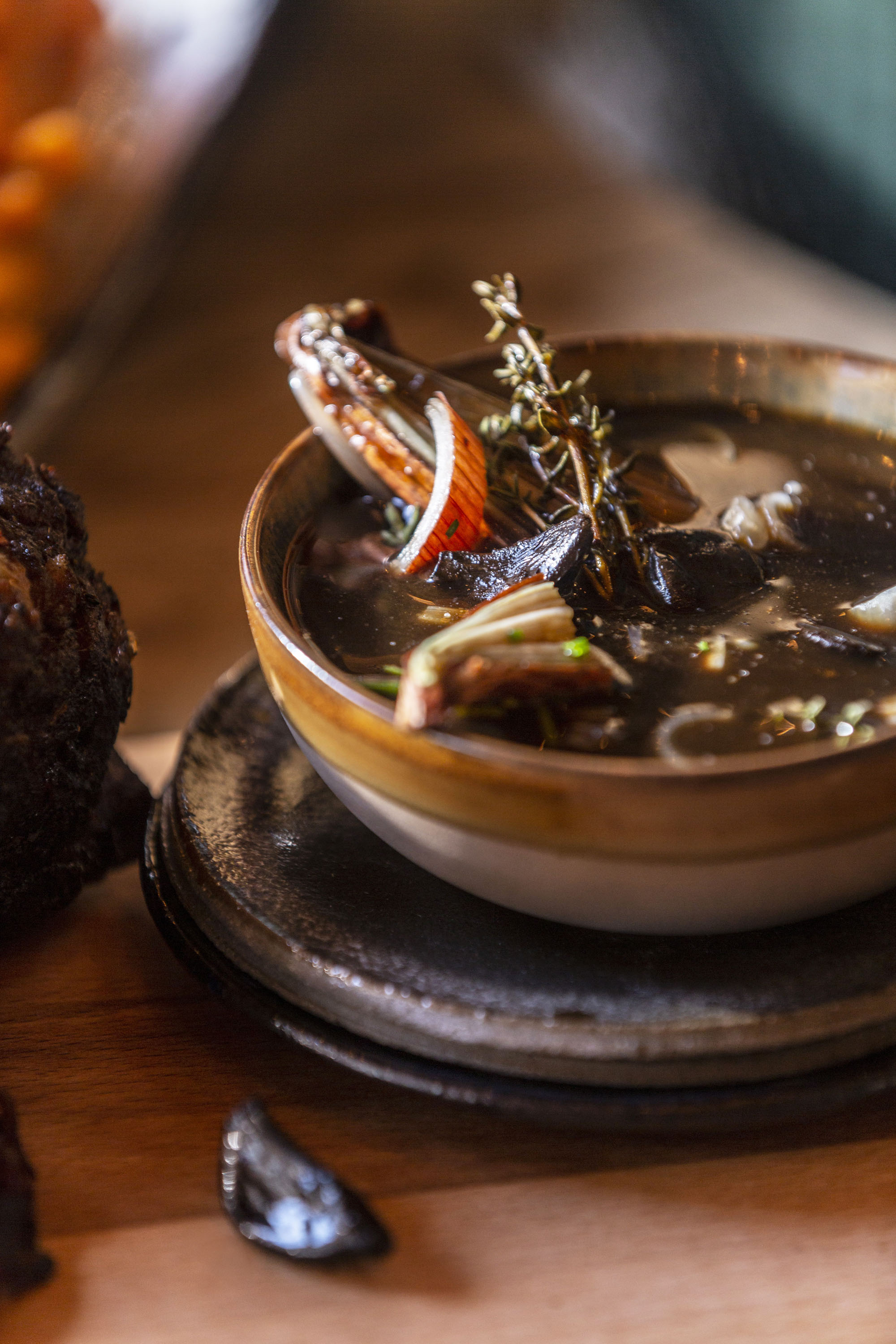 3 Langzaam gegaarde sukade met bataatstoemp 4 kerstmenu kamado big green egg recept - Langzaam gegaarde sukade met bataatstoemp, uiencrème & zwarte knoflookjus