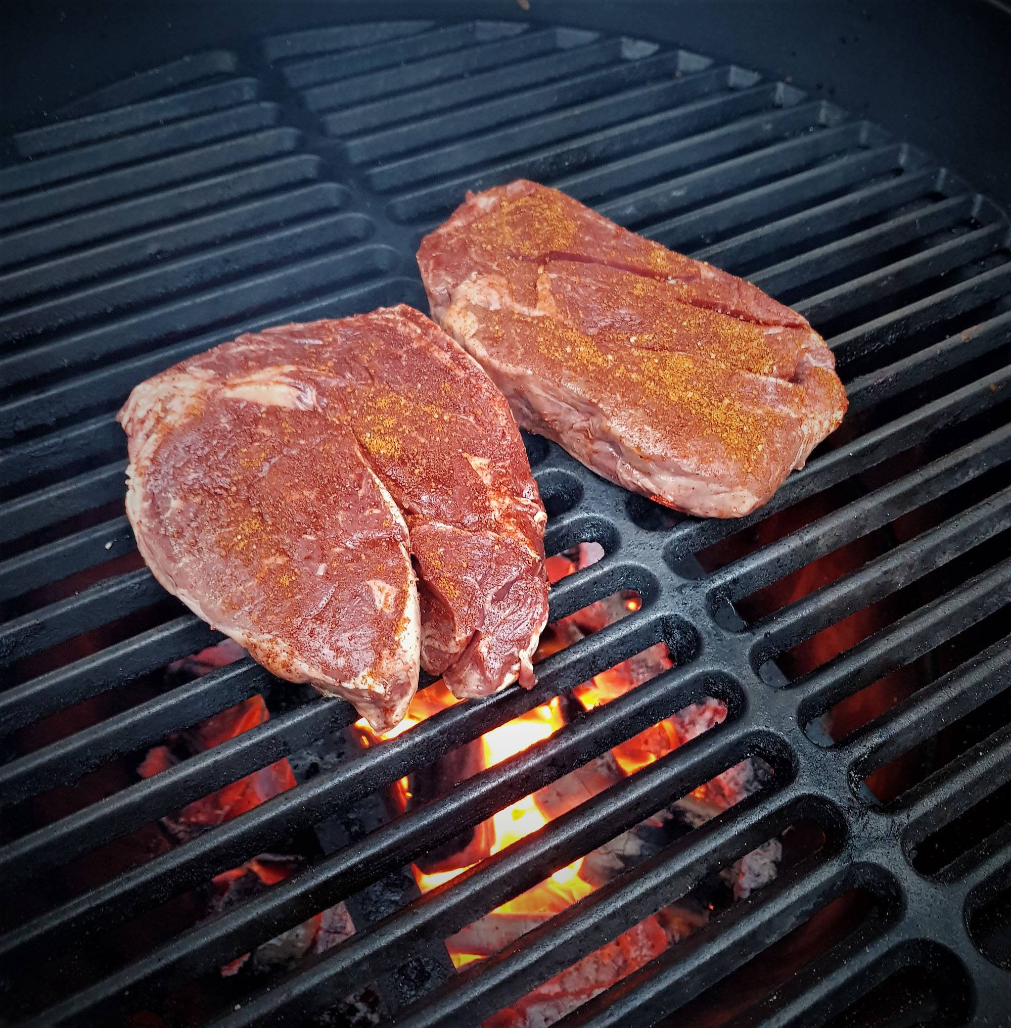 chuck eye steak bbq kamado recept 01 - Chuck eye steak met rode chimichurri