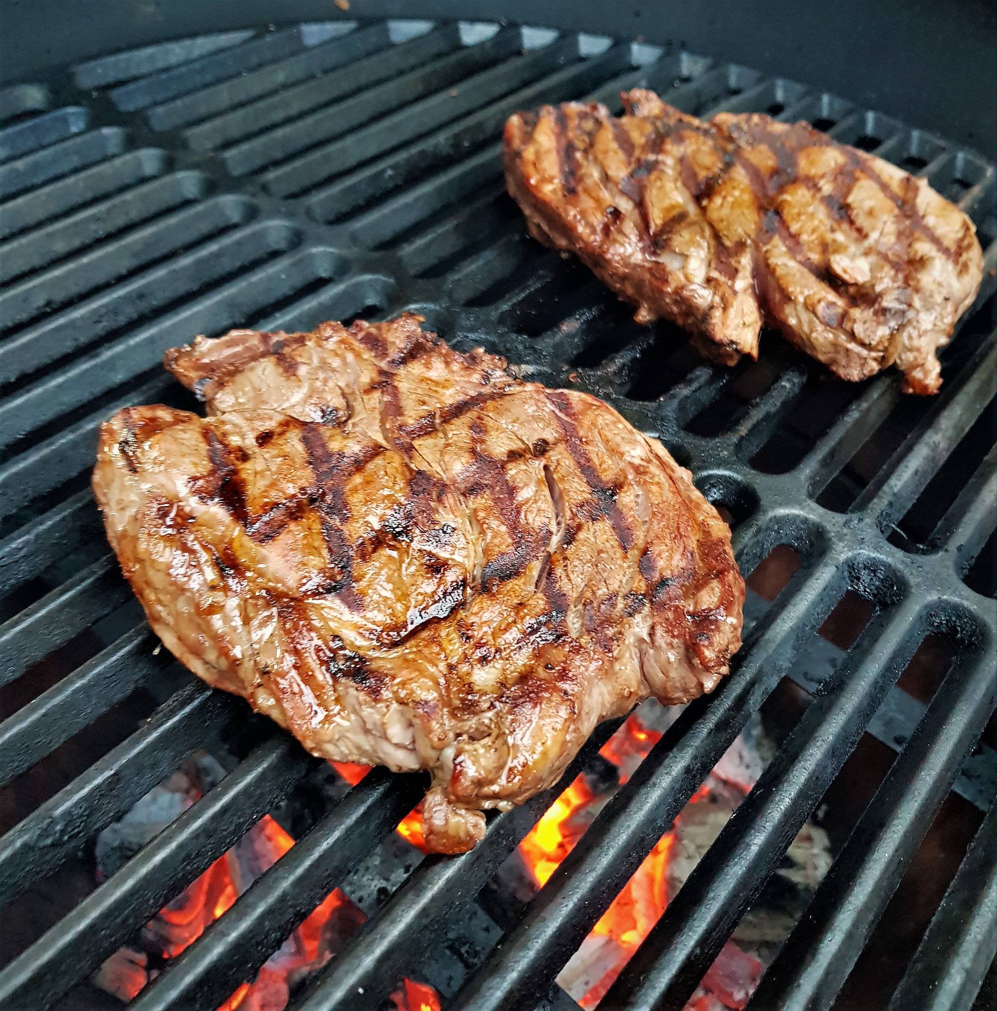 chuck eye steak bbq kamado recept 02 - Chuck eye steak met rode chimichurri