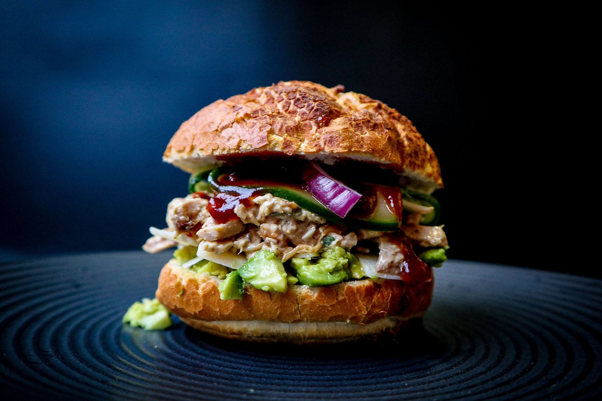 gegrilde kip sandwich big green egg kamado recept 03 - Gegrilde kipsandwich, met smashed avocado en komkommer in zuur