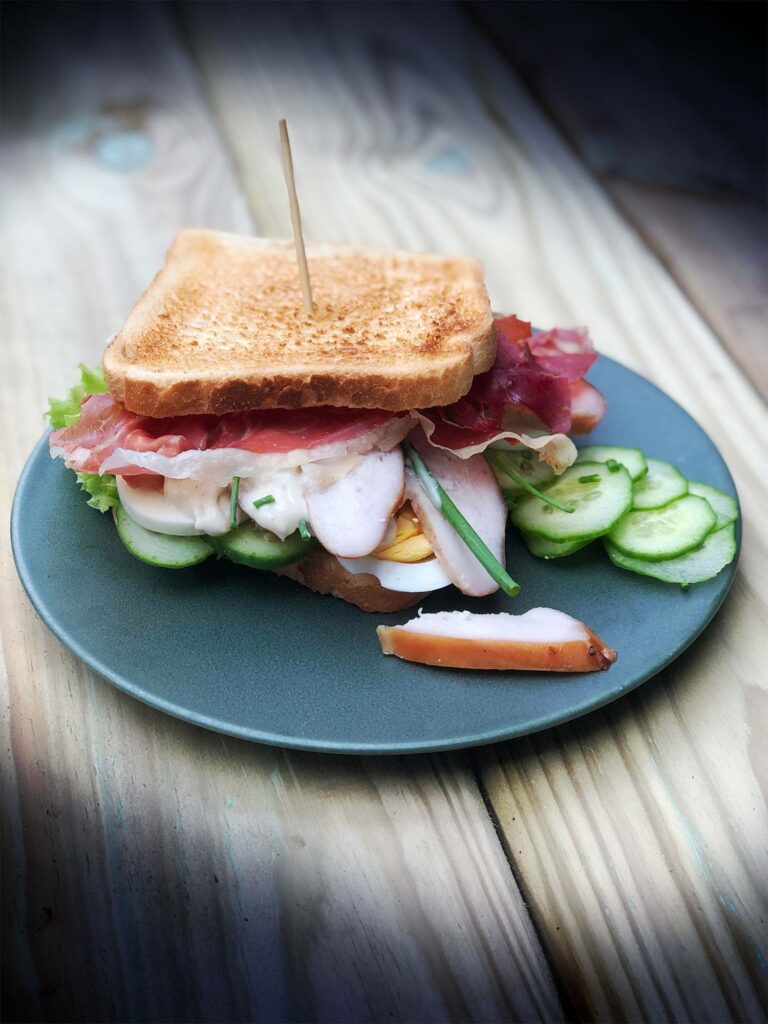 gerookte kip sandwich kamado big green egg 01 - Sandwich Gerookte kip
