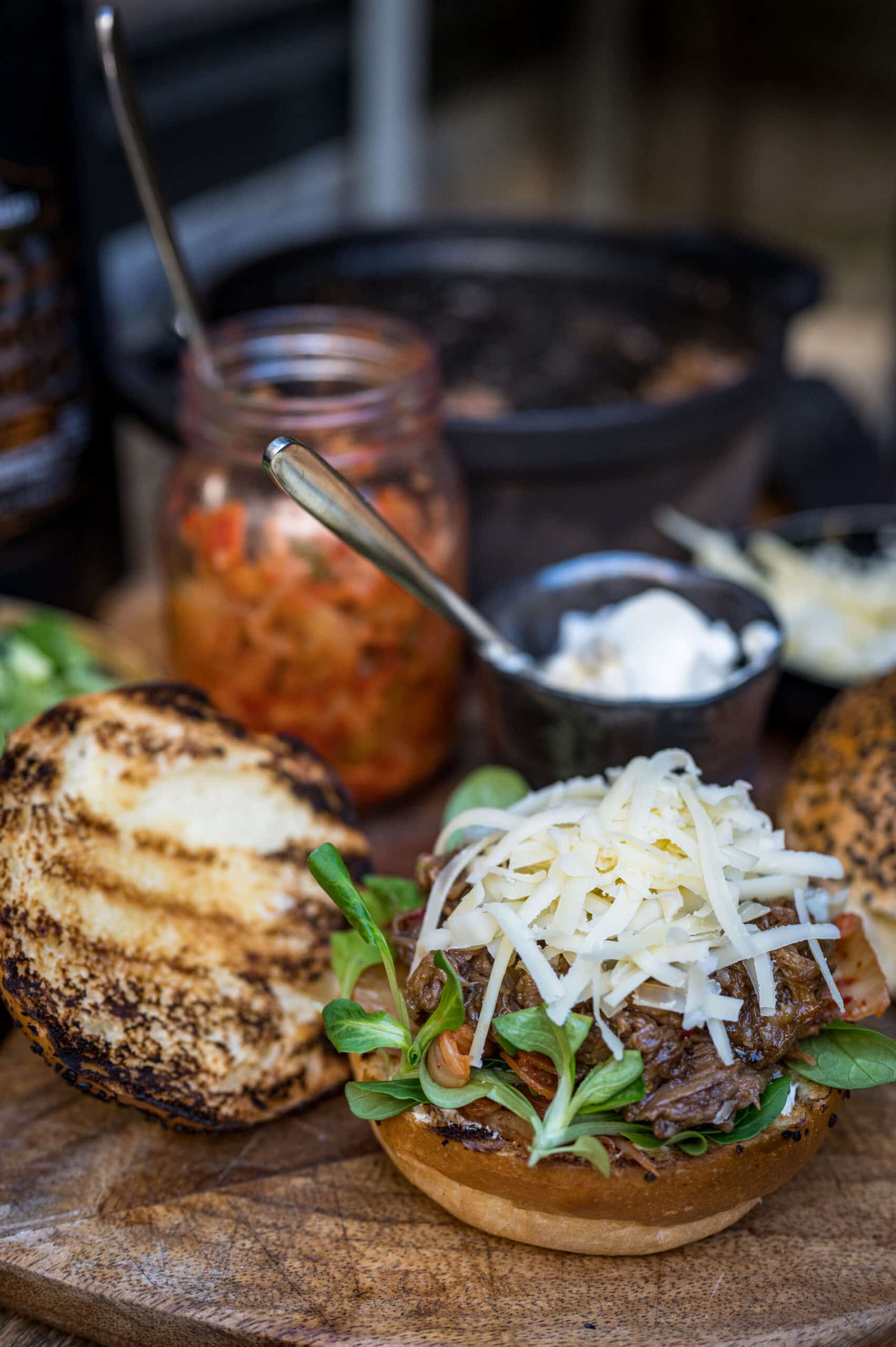 pulled pork burger saus guru pitmaster kamado recept 65 scaled - Pulled pork Kimchi Burger