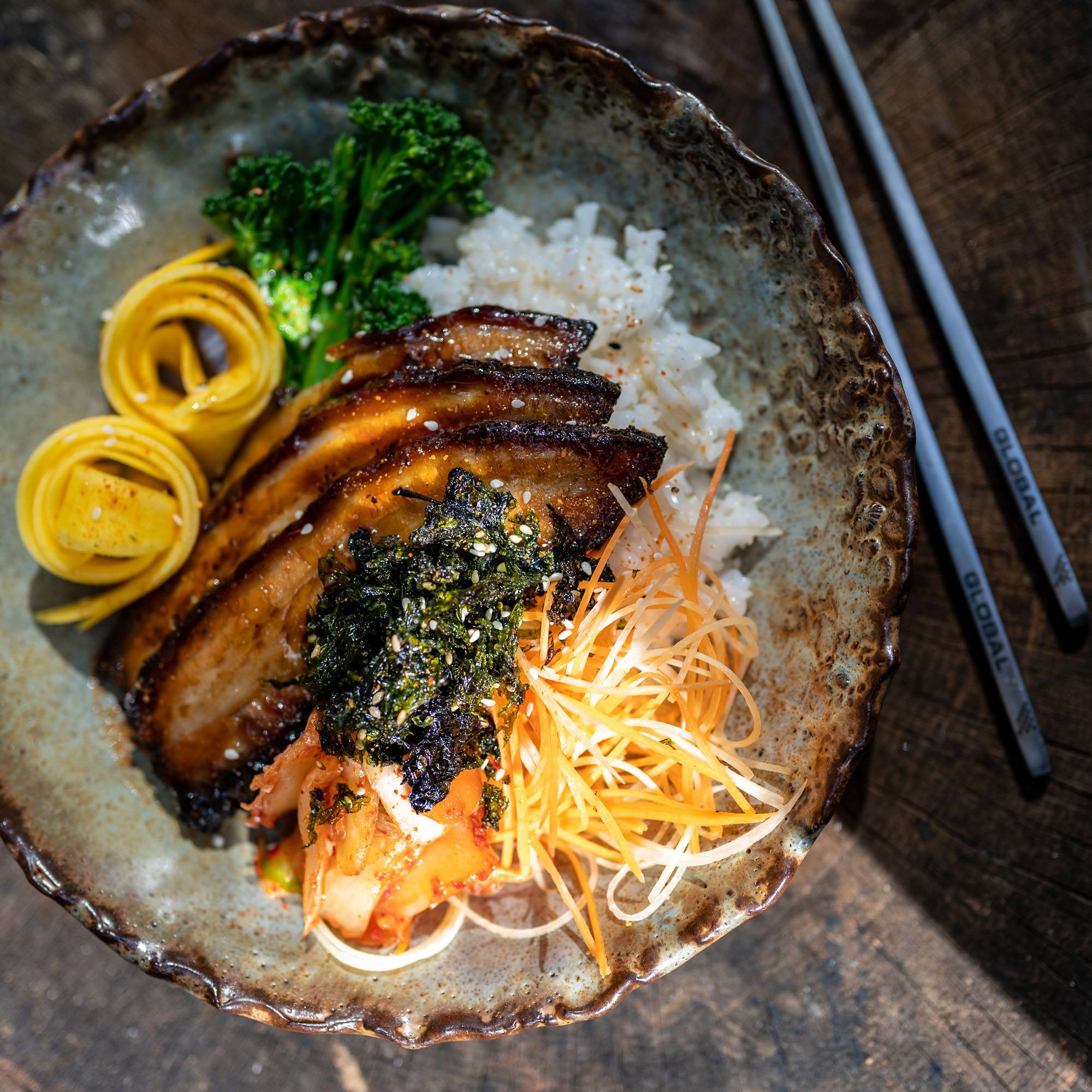 saus guru pitmaster kamado recept 59 - Sushi bowl sticky buikspek, kimchi en sushi rijst