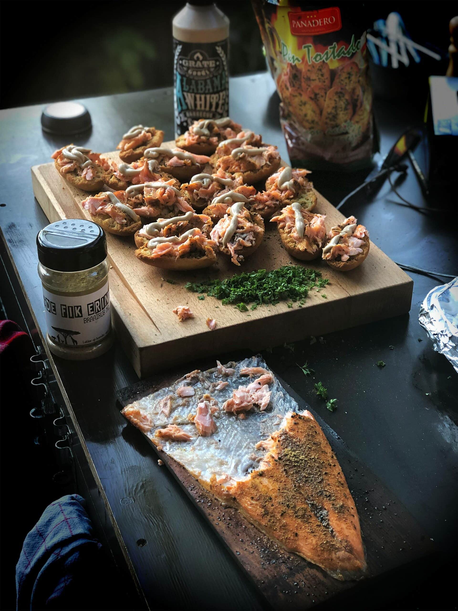 warm gerookte zalm advocado mouse bbq kamado recept 2 scaled - Warm gerookte zalm met avocado dip