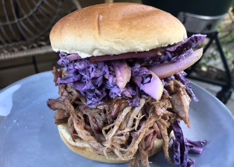 Broodje pulled pork met rode kool appelsalade bbq recept - Brioche broodje pulled pork met rode kool appel salade