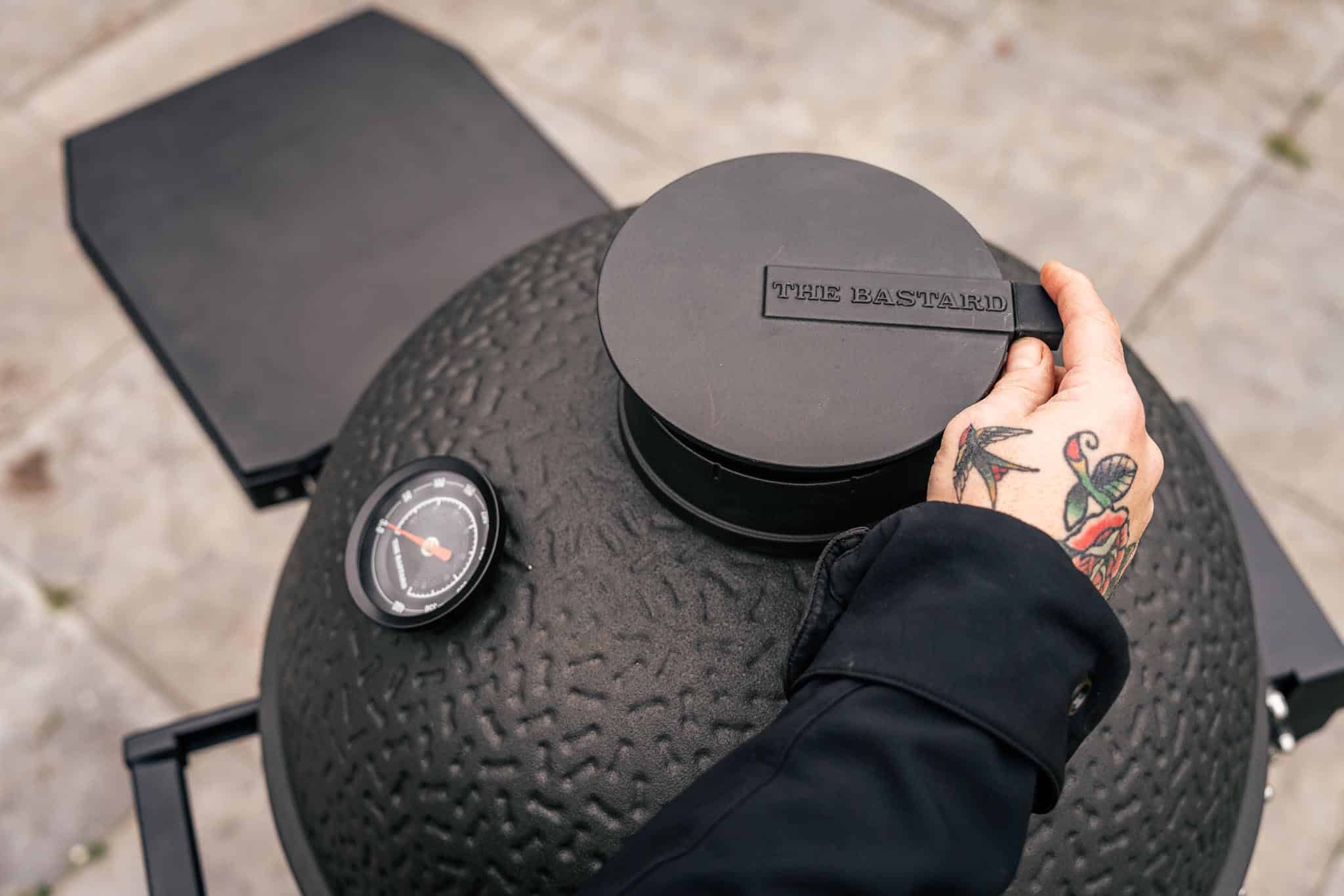 bastardcoregraphitelowres - Vergelijking kamado merken Big Green Egg, Kamado Joe, The Bastard, Monolith en Grill Guru