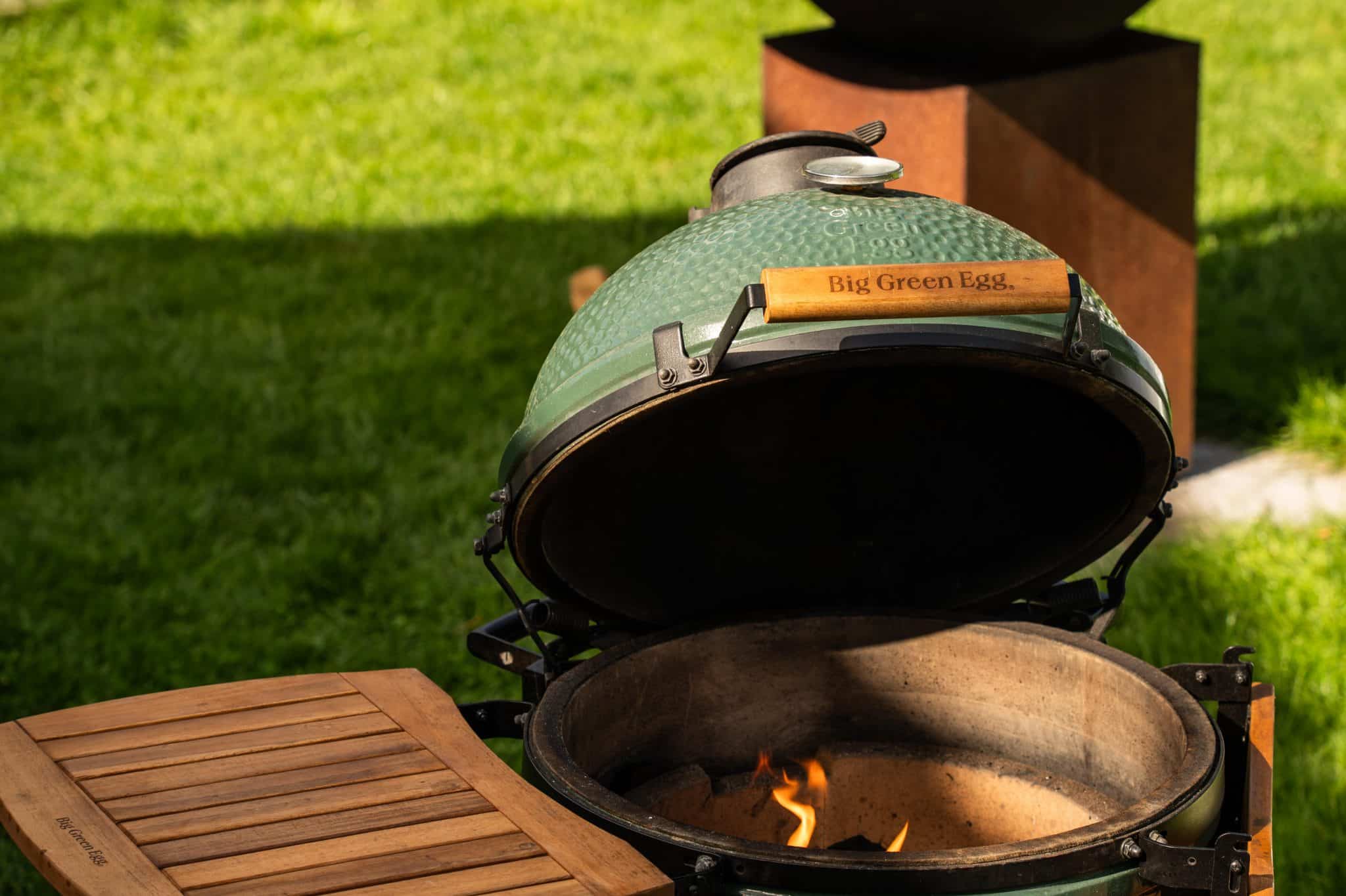 biggreenegg pmax lifestyle hr scaled - Vergelijking kamado merken Big Green Egg, Kamado Joe, The Bastard, Monolith en Grill Guru