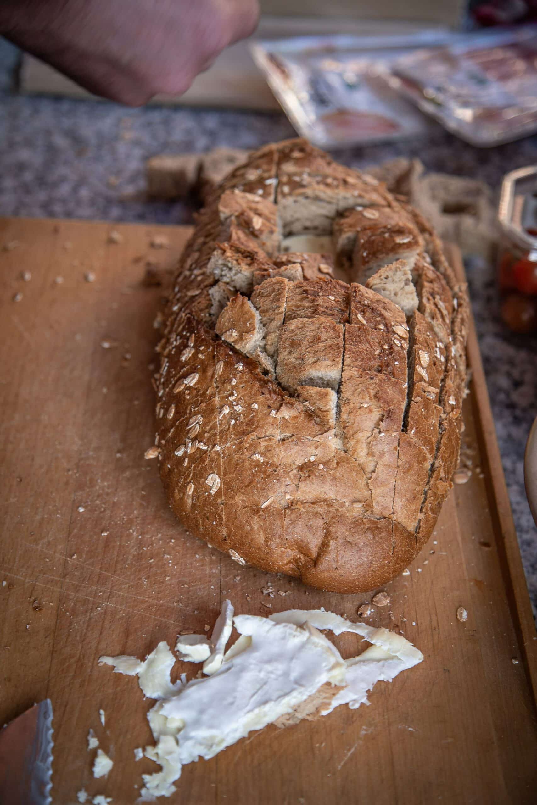 breekbrood camembert big green egg kamado recept 02 scaled - Breekbrood met camembert, walnoten en vijgen