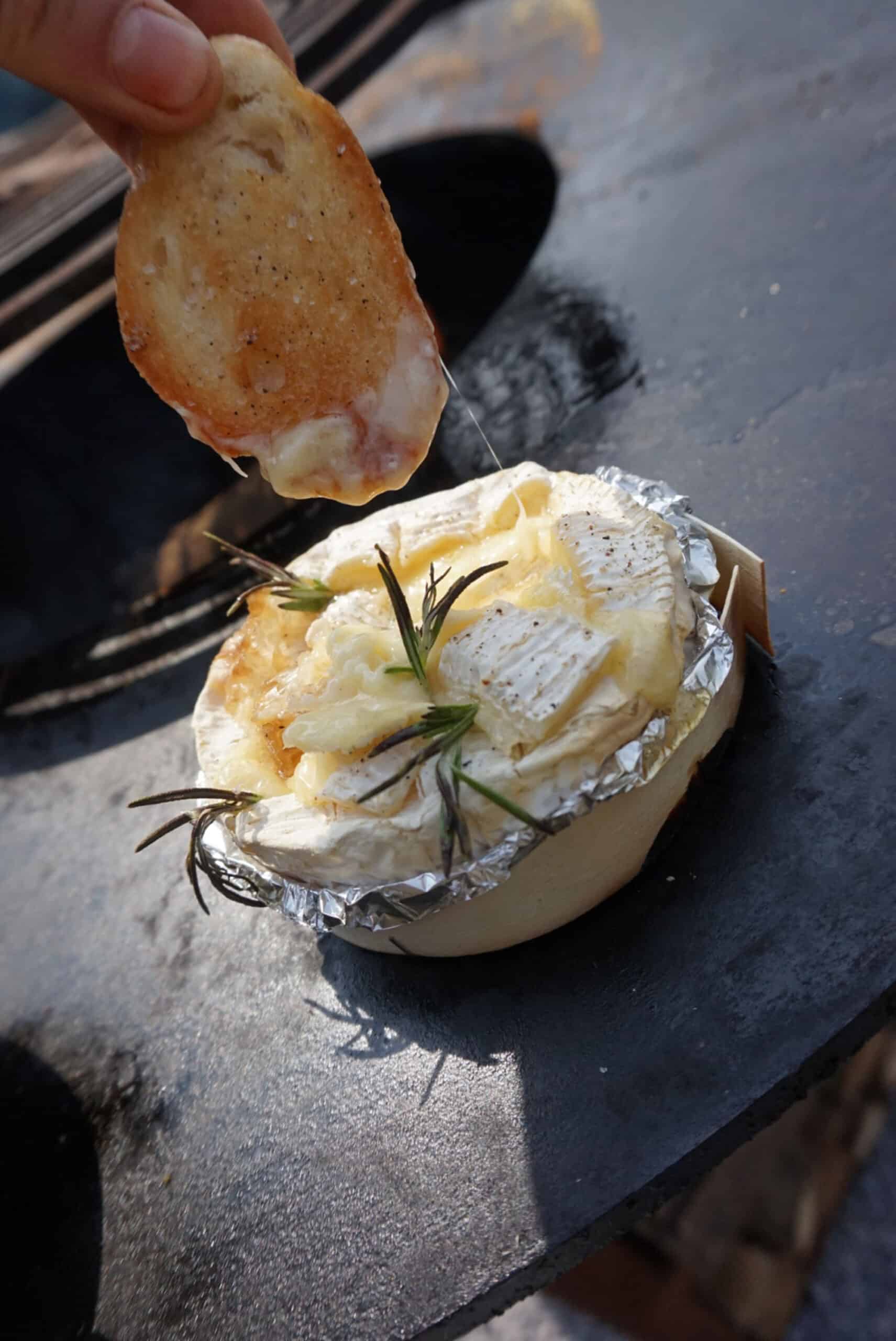 kaasdip camembert vuurring recept kamado bbq 03 scaled - Kaasdip camembert van de vuurring
