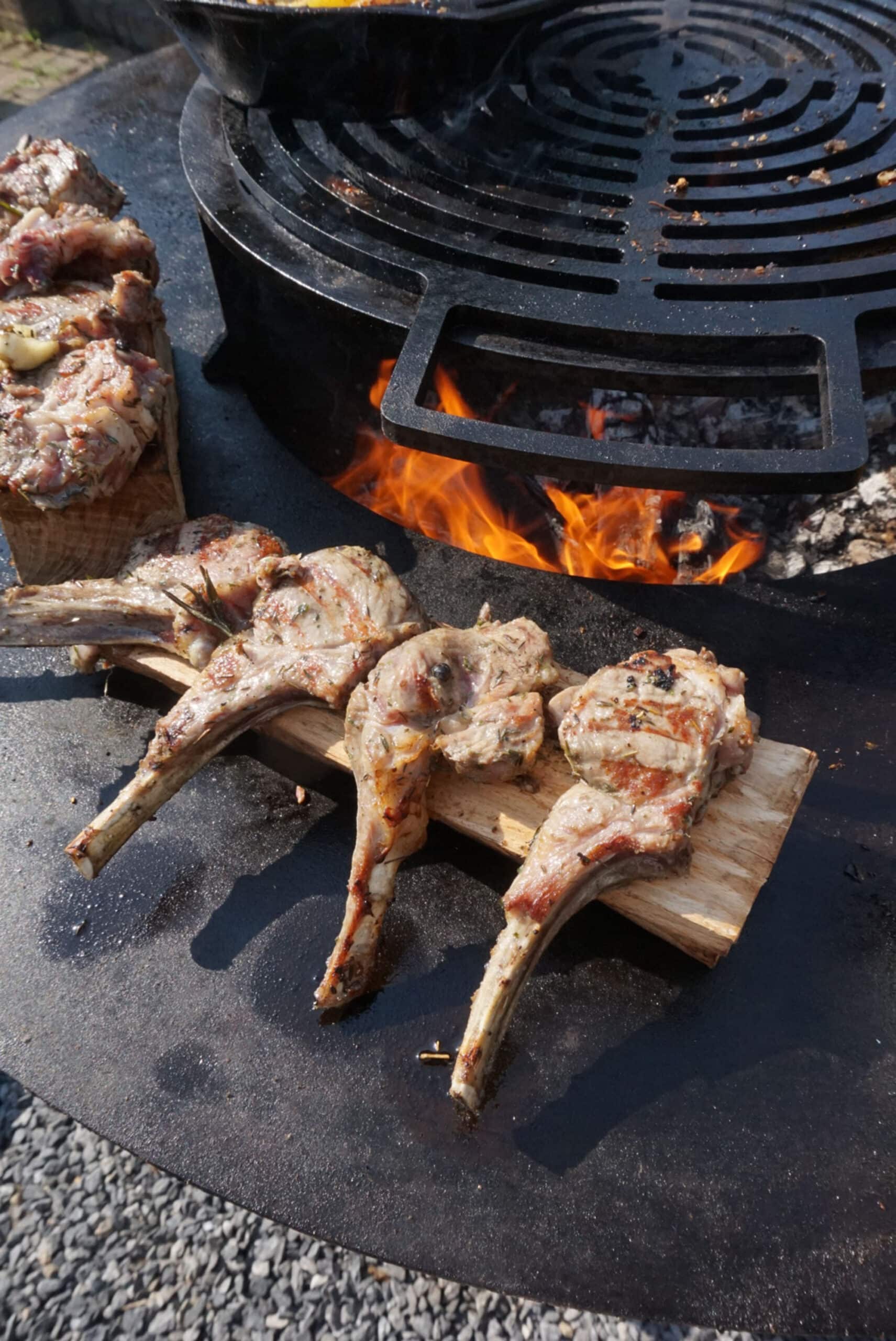 lamskoteletten yogurt bbq recept kamado green egg 02 scaled - Lamskoteletten met yogurtdip