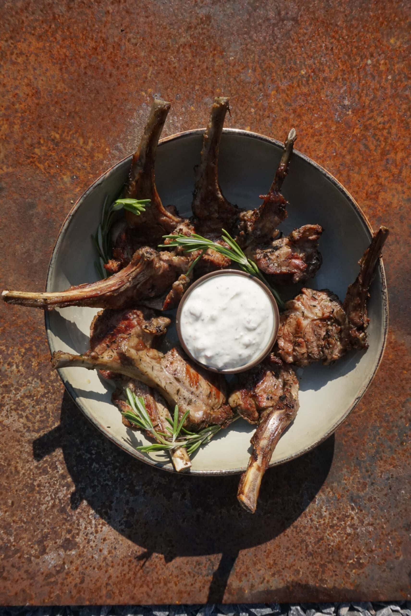 lamskoteletten yogurt bbq recept kamado green egg 03 scaled - Lamskoteletten met yogurtdip