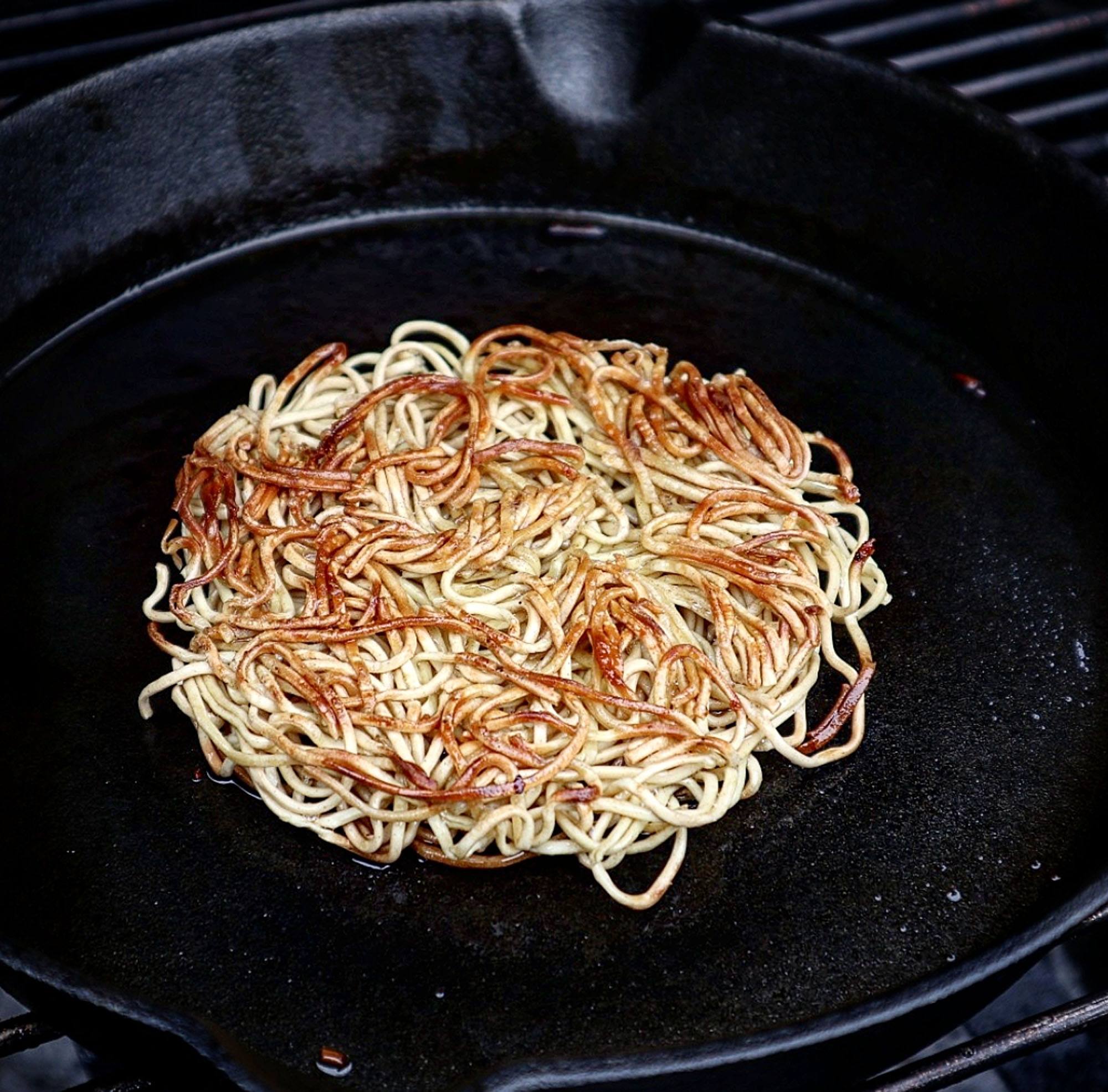 ramen burger bbq recept kamado green egg 04 - BBQ ramen burger