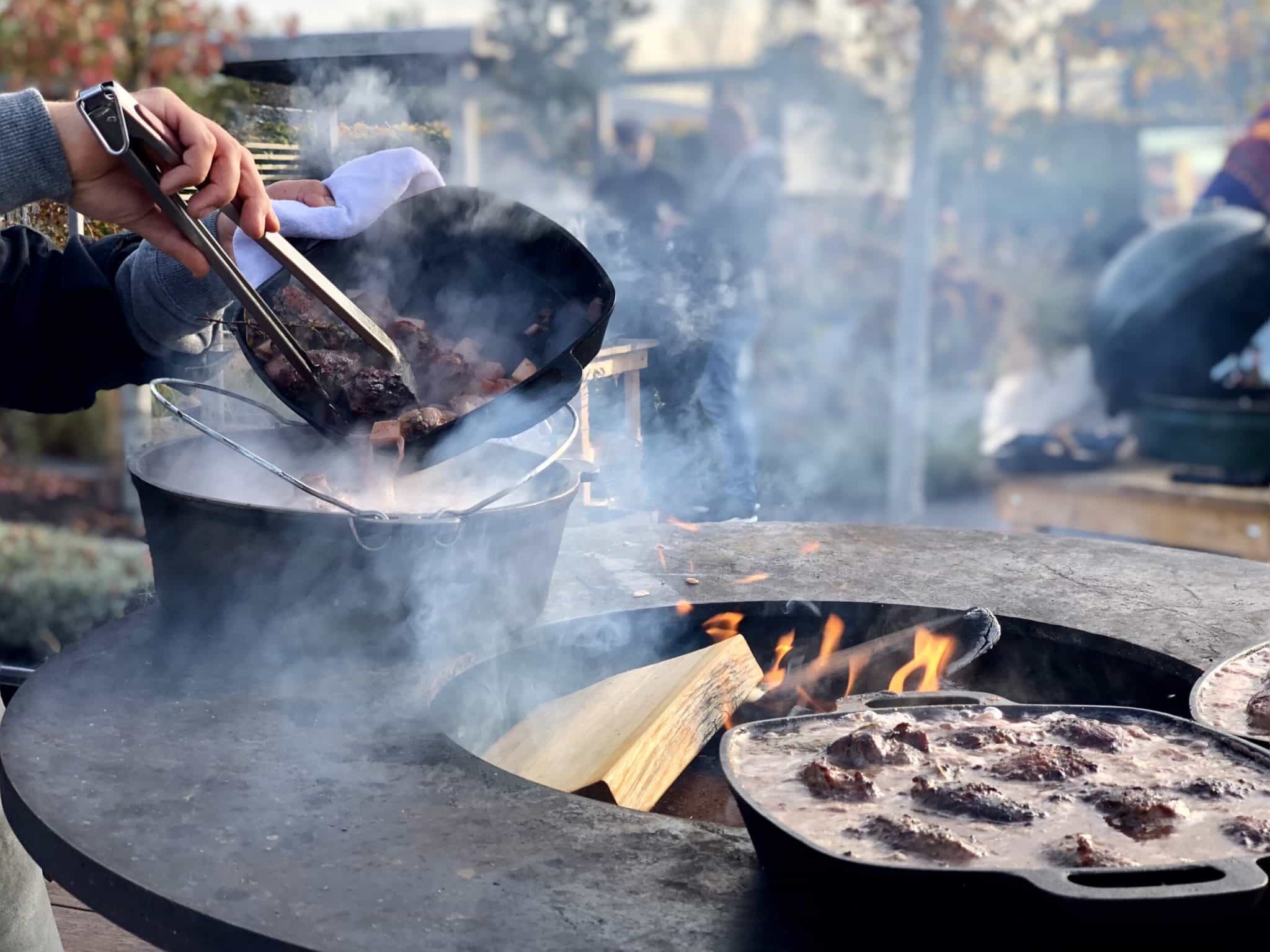 varkenswangen kriekbier recept kamado green egg 1 scaled - Langzaam gegaarde varkenswangen in kriekbier