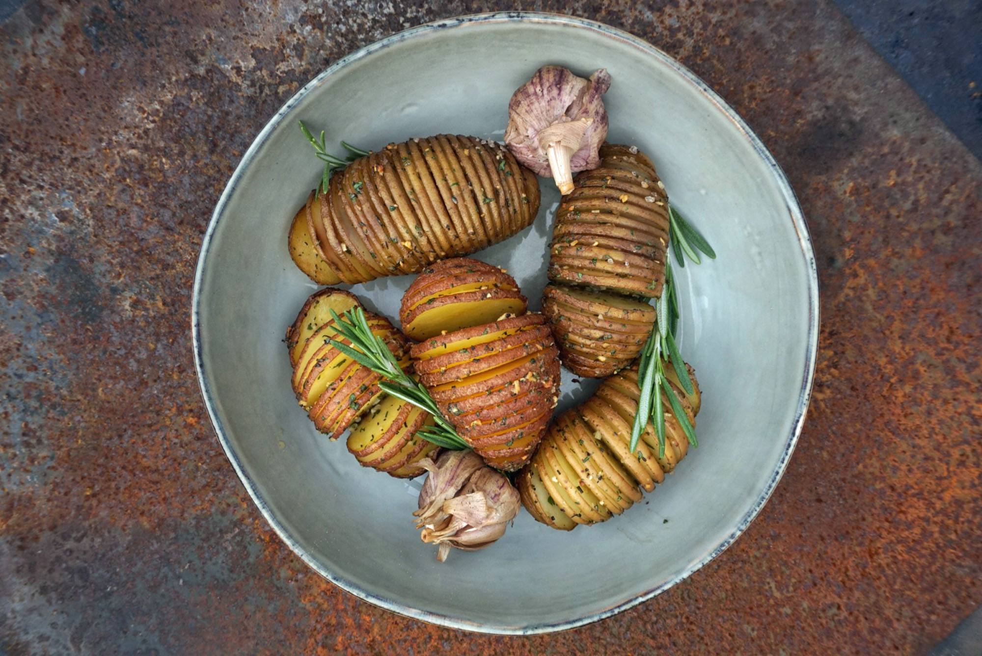 hasselback potato recept kamado green egg 04 - Herbs & Hasselback