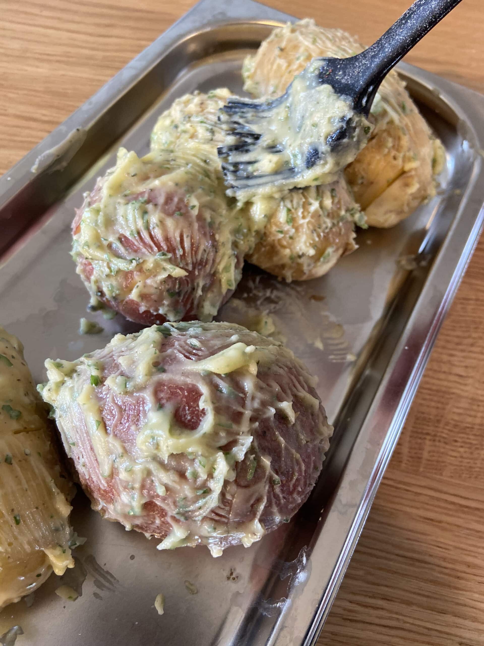 hasselback potato recept kamado green egg 09 scaled - Herbs & Hasselback
