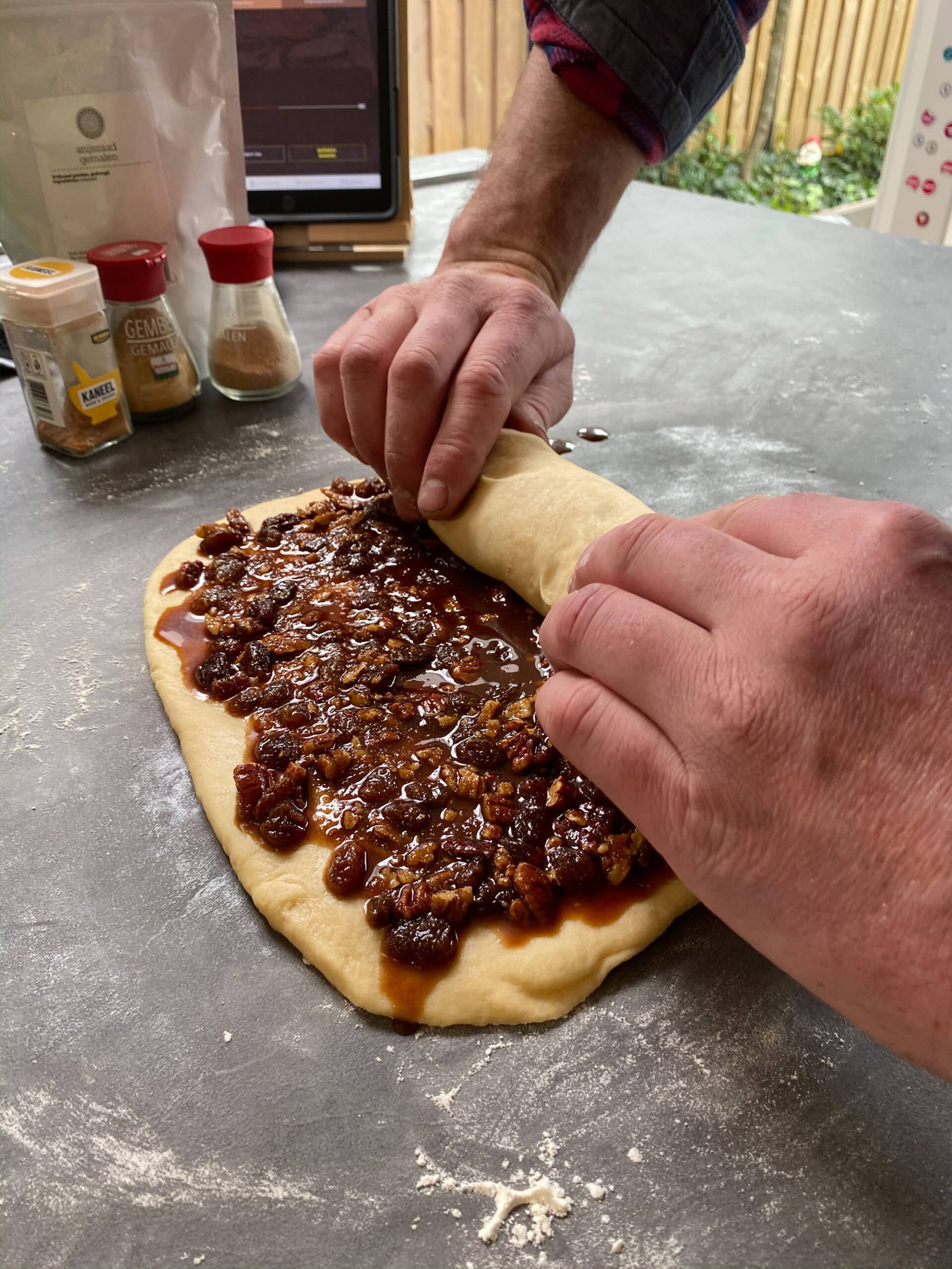 cinnamon rolls kamado bbq recept green egg 02 scaled - Cinnamon Rolls