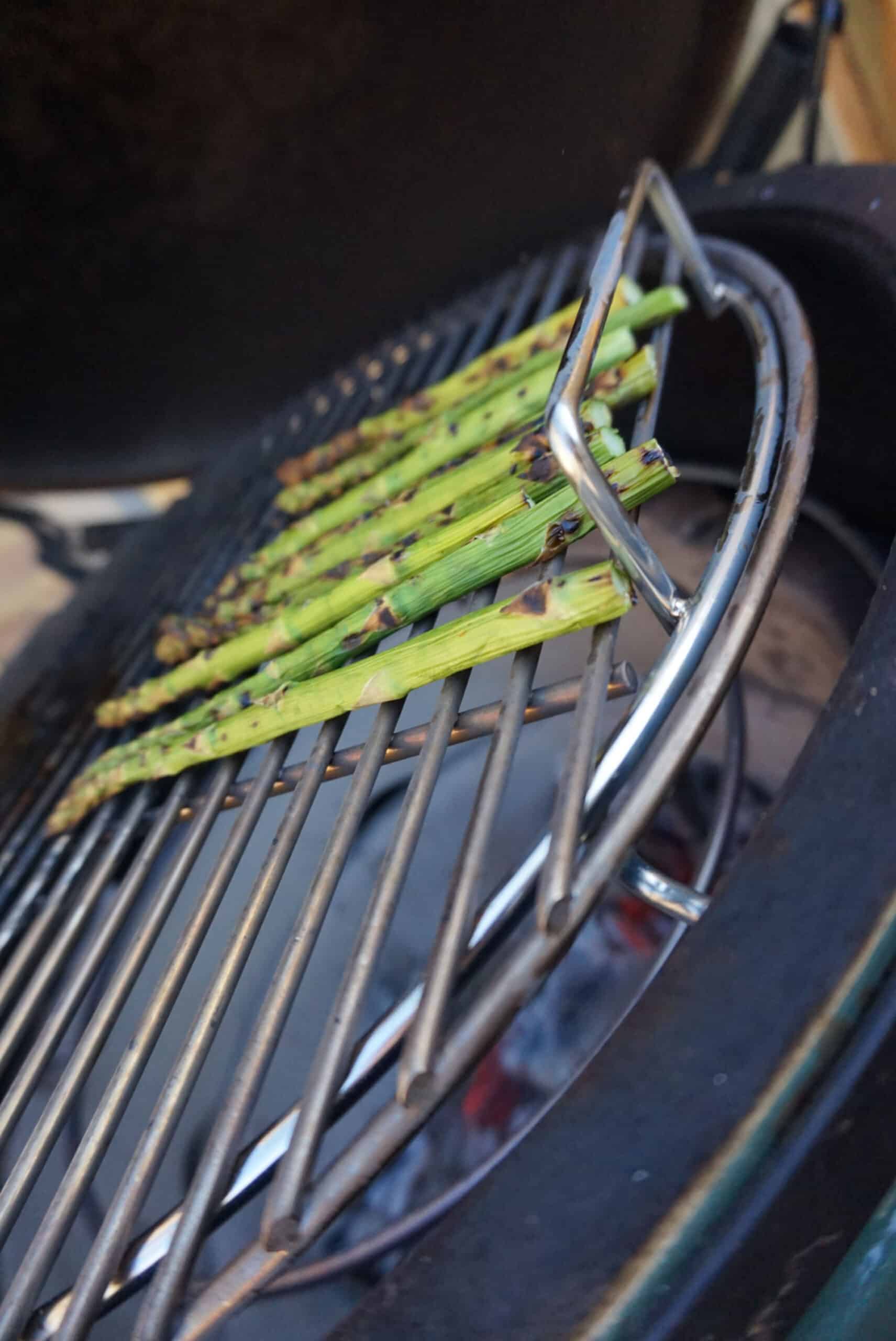 gegrilde groene asperges egg kamado bbq recept 04 scaled - Gegrilde groene asperges