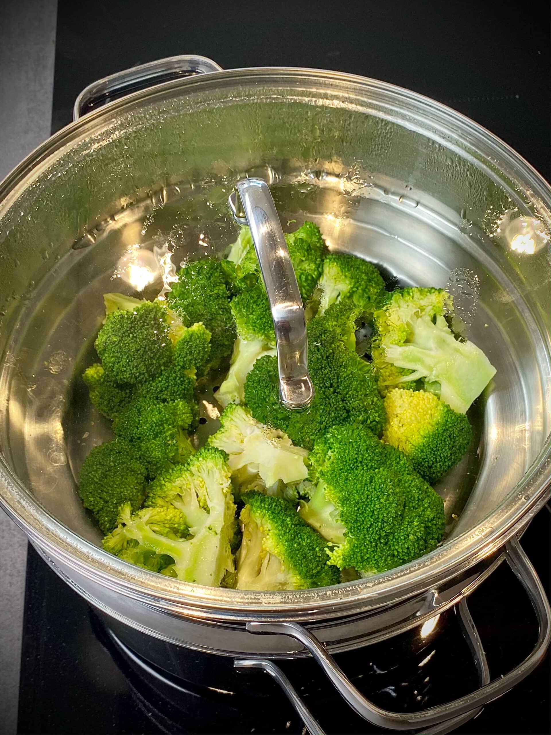 iberico ribfingers broccoli recept kamado egg 02 scaled - Iberico ribfingers met broccoli roosjes