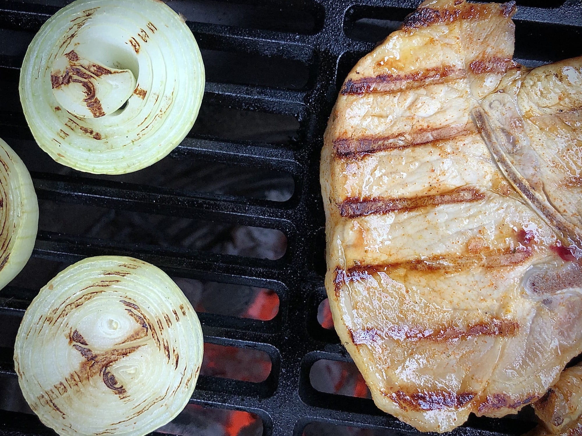kamado recept Honey Bourbon Pork Steaks Pork steak en ui op bbq - Honey Bourbon Pork Steaks