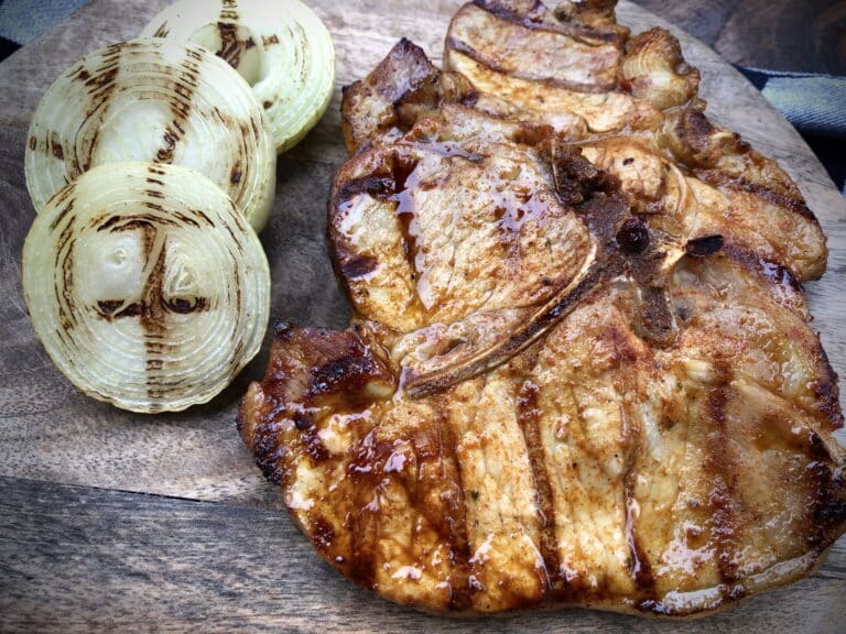 kamado recept Honey Bourbon Pork Steaks Pork steaks eindproduct - Honey Bourbon Pork Steaks