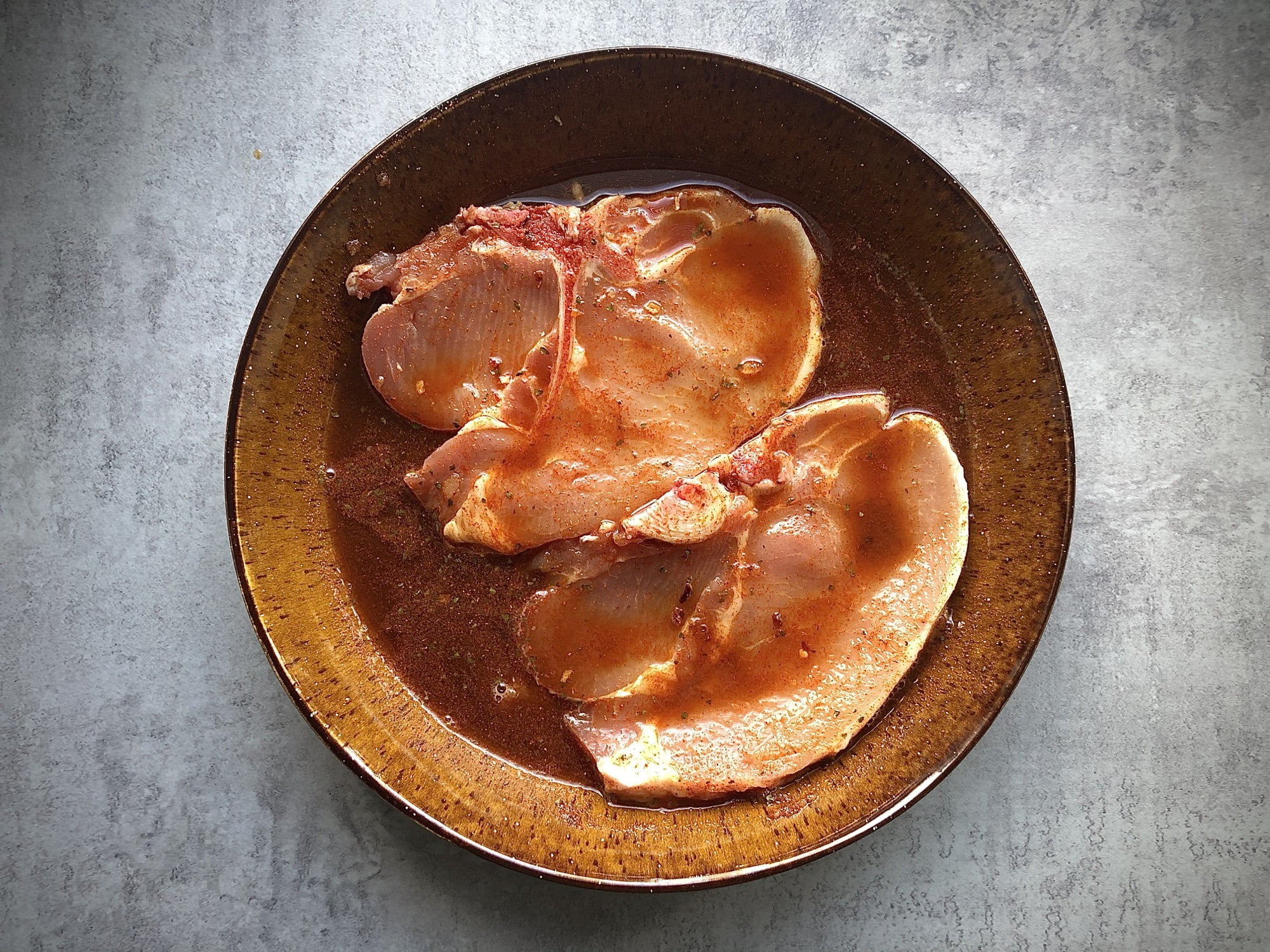 kamado recept Honey Bourbon Pork Steaks Porksteak in marinade - Honey Bourbon Pork Steaks