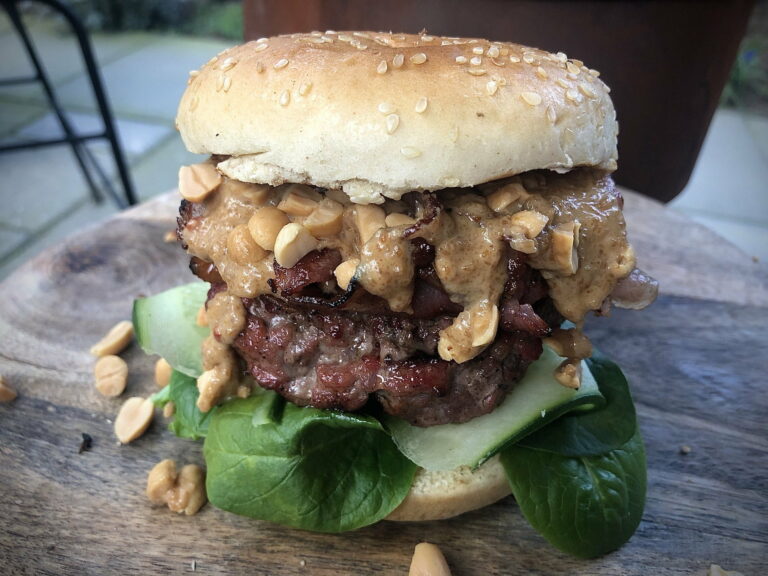 kamado recept Porky and the Peanuts Burger eindproduct - Porky and the Peanuts Burger