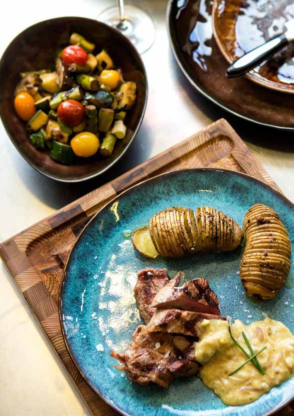 Gegrilde procureur sjalottensaus hasselback aardappels big green egg recept - Gegrilde procureur