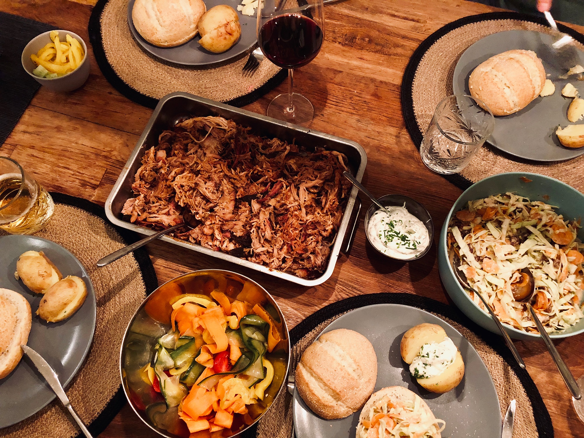 big green egg recept pulled pork koolsla ingelegde groenten gepofte aardappel2 - Pulled pork met koolsalade, ingelegde groenten en gepofte aardappel