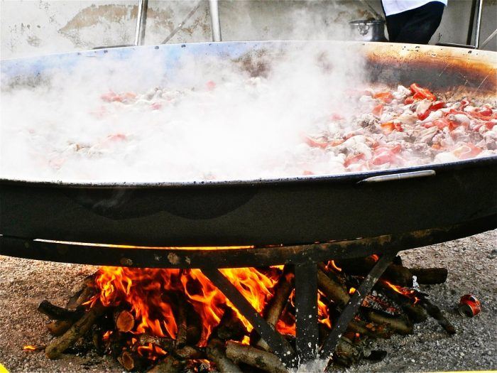 kamado bbq recept paella 700x525 1 - Gamba’s gerookt op sinaasappelhout