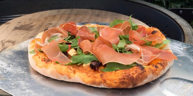 kamado recept pizza big green egg recept pizza tomaten olijven parmaham feta - Boy’s favoriete pizza: tomaten, olijven, parmaham en feta