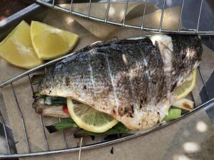 Gegrilde dorade gevuld met groente vis recept bbq kamado big green egg eindresultaat