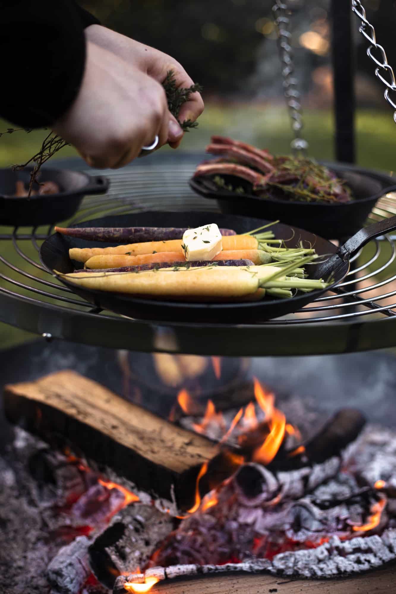 bbq recept Open Fire hertenrack wortels Adding Herbs - Open Fire hertenrack & wortels