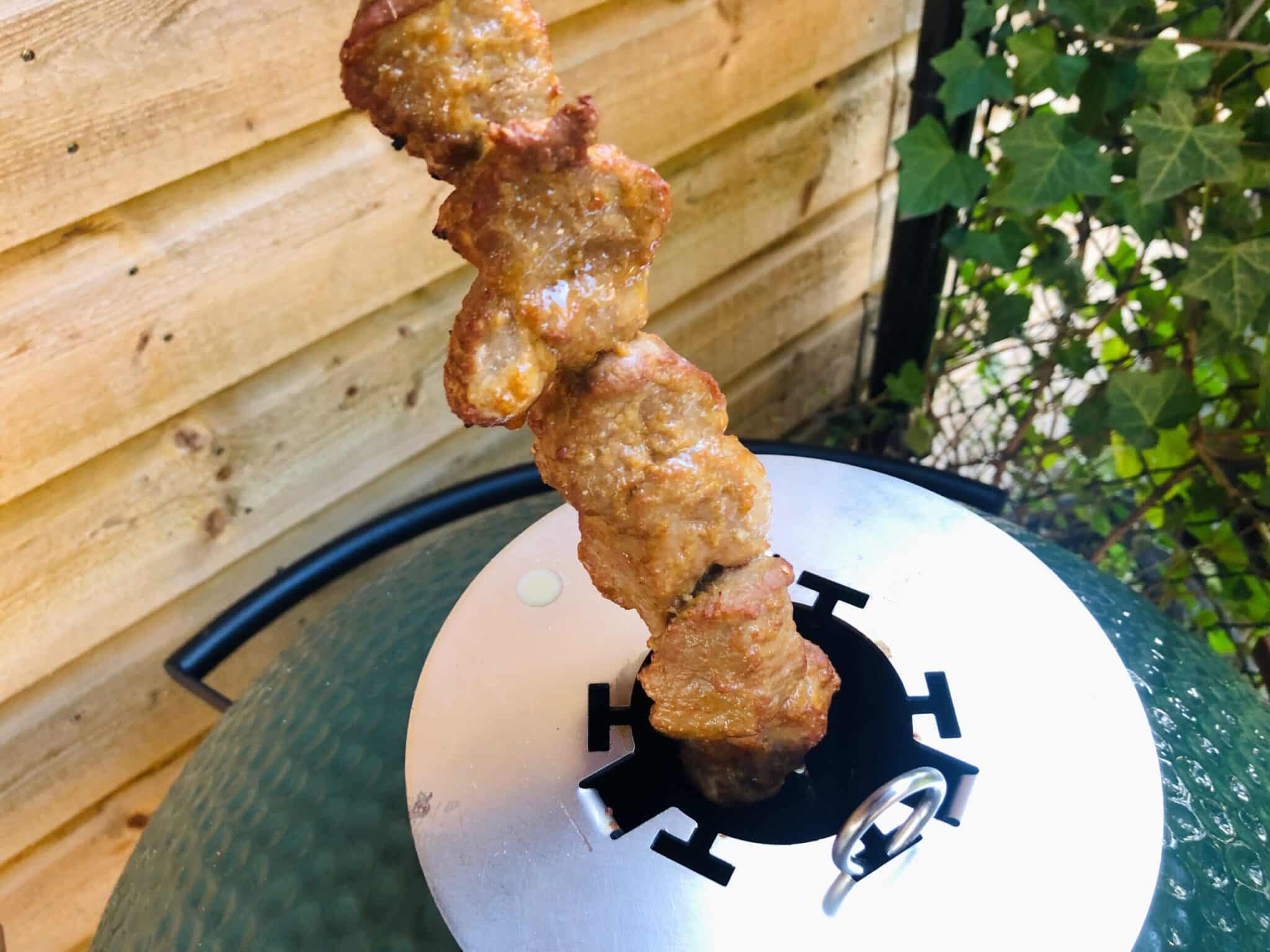 Spies in de BBQ scaled - Varkenshaassaté uit de tandoor