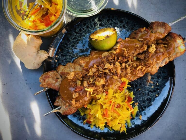 Varkenshaassate eindproduct - Varkenshaassaté uit de tandoor