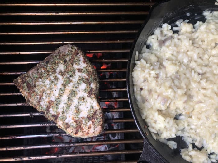 Zwaardvis en risotto op bbq - Gegrilde zwaardvis met risotto uit de skillet