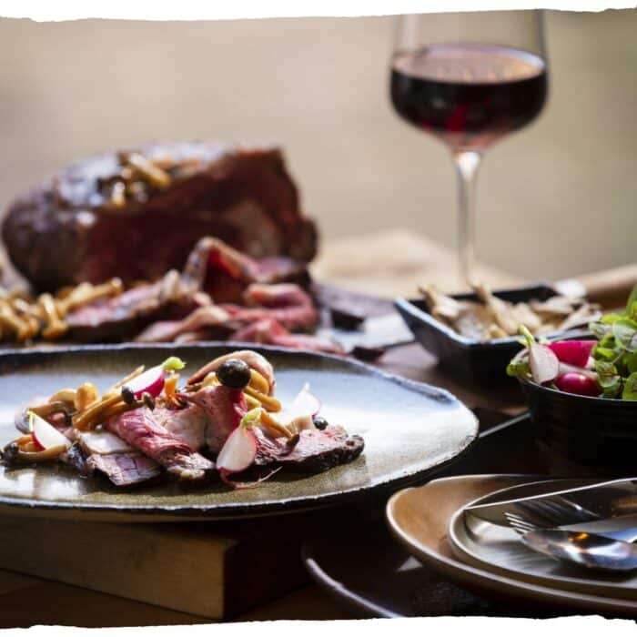 koudgerookteribeye - Herfst‑BBQ: 8 recepten met de beste bier‑ en wijncombinaties