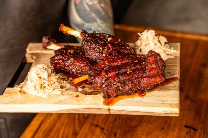 pigwins serveren - Pigwings met Hot Honey